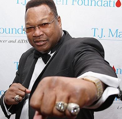 After starting his career with a 48-0 record, Larry Holmes lost his heavyweight title with which fighter?