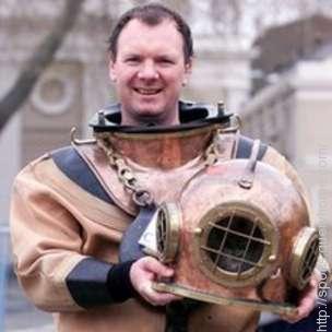 Lloyd Scott wearing Deep-Sea Diving Costume to cause him to set a record slowest time for the course, At the 2002 London Marathon